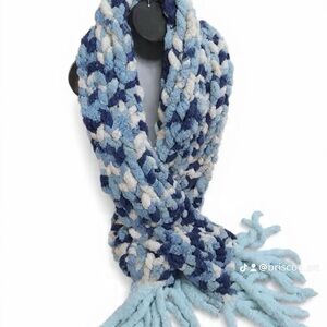 Chunky Knit Blue and Cream Scarf
